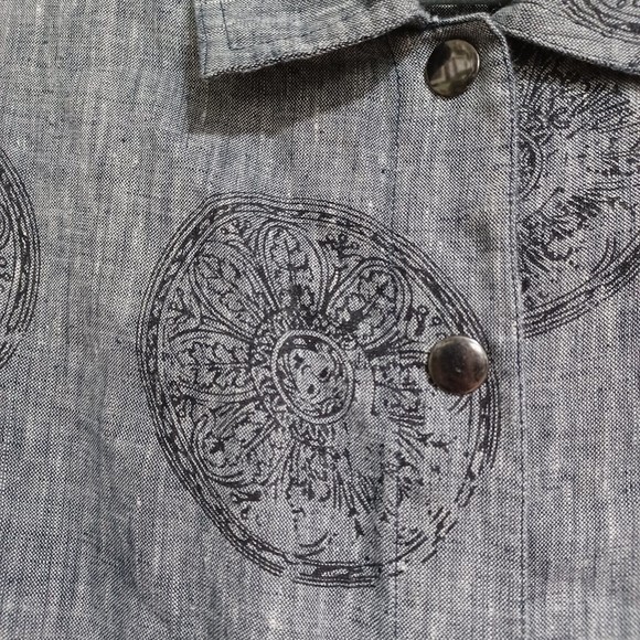 CHICOS Design Gray Black Medallions Snap Front LINEN Long Sleeves Medium Size 1 - Picture 10 of 16